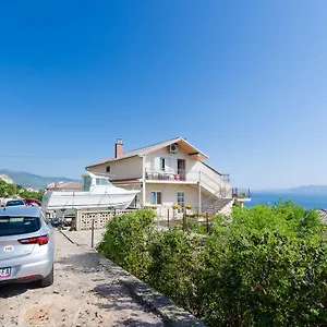 https://apartments-and-room-drazen.primorje-gorskikotar.com